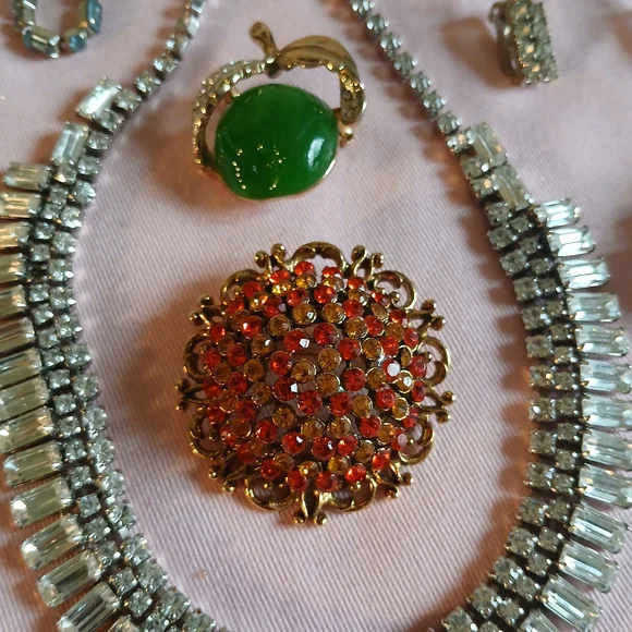 Lot Of Vintage Sparkly Jewelry - Picture 6 of 6